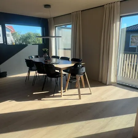 Nytt Og Moderne Hus I Vakre Lofoten, Sentralt Pa
